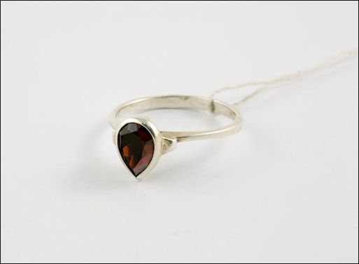 Серебряное кольцо с гранатом 17129 купить в магазине Самоцветы мира