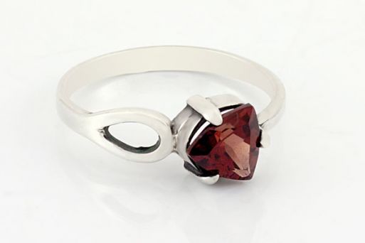 Серебряное кольцо с гранатом 17159 купить в магазине Самоцветы мира