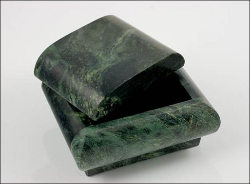 Шкатулка из змеевика короб 90х80х80 мм./Самоцветы мира/