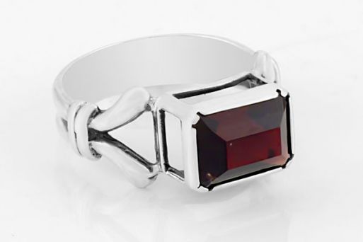 Серебряное кольцо с гранатом 19254 купить в магазине Самоцветы мира