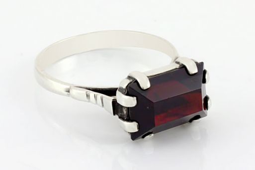 Серебряное кольцо с гранатом 19280 купить в магазине Самоцветы мира
