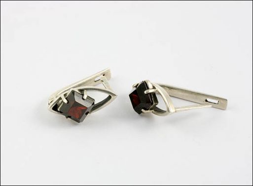 Серебряные серьги с гранатом 19314 купить в магазине Самоцветы мира