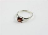 Кольцо из серебра с гранатом квадрат 7х7 мм 21143