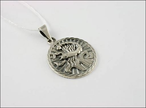 Серебряный кулон скорпион 23630 купить в магазине Самоцветы мира
