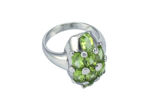 Кольцо из серебра 925 пробы с хризолитом.