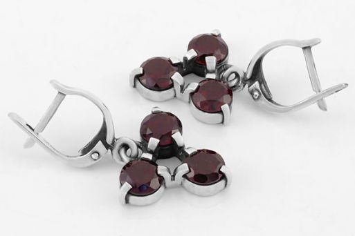 Серебряные серьги с гранатом 28651 купить в магазине Самоцветы мира
