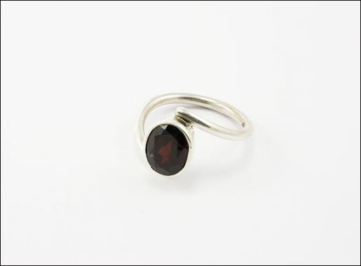 Серебряные кольцо с гранатом 29705 купить в магазине Самоцветы мира