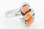 Кольцо из серебра с кораллом розовым и фианитами 3 овала 4х6 мм 29856
