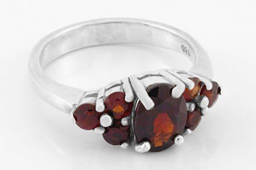 Серебряное кольцо с гранатом 31267 купить в магазине Самоцветы мира