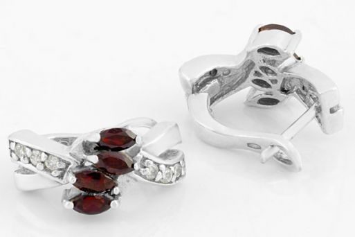 Серебряные серьги с гранатом и фианитами 31277 купить в магазине Самоцветы мира