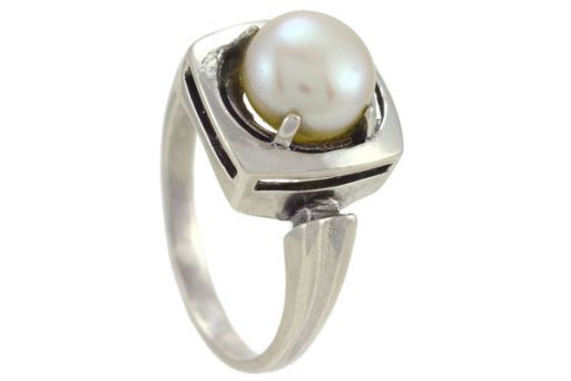 Кольцо из серебра 925 пробы с жемчугом.