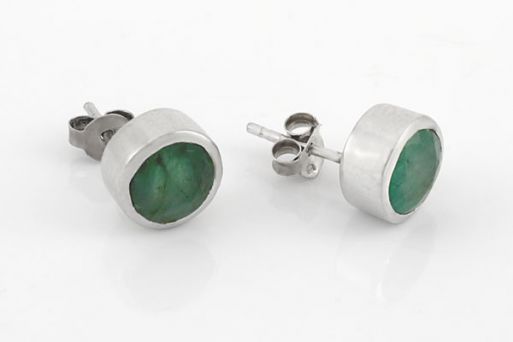 Серебряные серьги пусеты с изумрудом 33095 купить в магазине Самоцветы мира