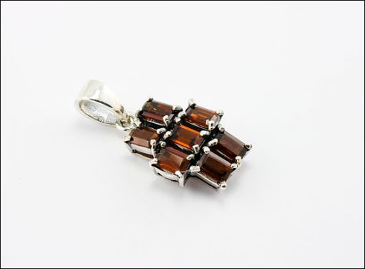 Серебряный кулон с гранатом 33472 купить в магазине Самоцветы мира
