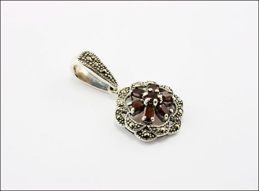 Серебряный кулон с гранатом 33496 купить в магазине Самоцветы мира