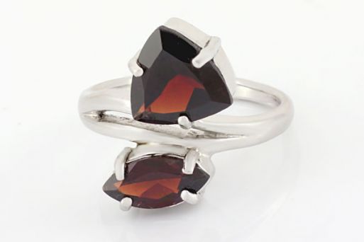 Серебряное кольцо с гранатом 37467 купить в магазине Самоцветы мира