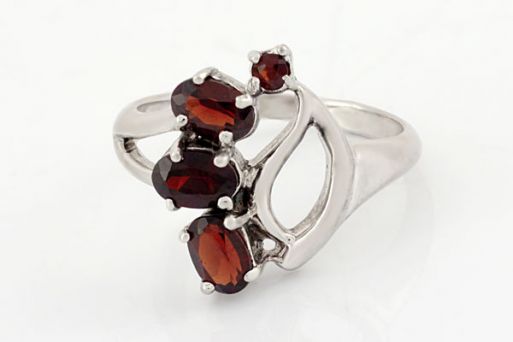 Серебряное кольцо с гранатом 37471 купить в магазине Самоцветы мира