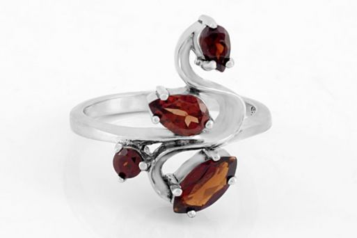 Серебряное кольцо с гранатом 37475 купить в магазине Самоцветы мира