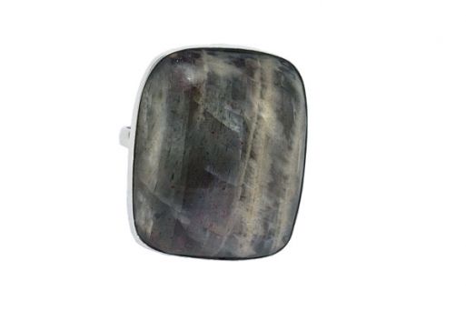 Кольцо из серебра 925 пробы с солнечным камнем.