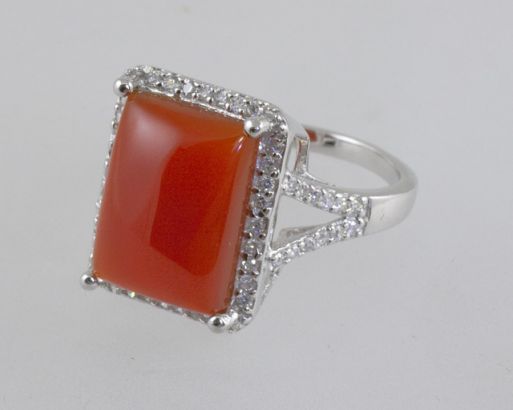 Серебряное кольцо с сердолик и фианитами 42007 купить в магазине Самоцветы мира