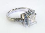 Кольцо из серебра розовым кварцем и фианитами квадрат 8х8 мм 42534