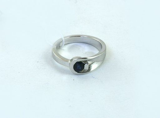Серебряное кольцо с сапфиром 43827 купить в магазине Самоцветы мира