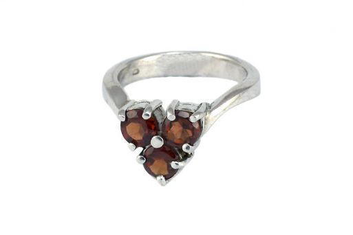 Серебряное кольцо с гранатом 45216 купить в магазине Самоцветы мира