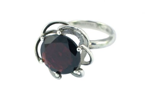 Серебряное кольцо с гранатом 45239 купить в магазине Самоцветы мира