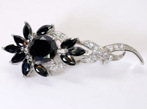 Серебряную брошь с кристаллами Swarovski  48123 купить в магазине Самоцветы мира