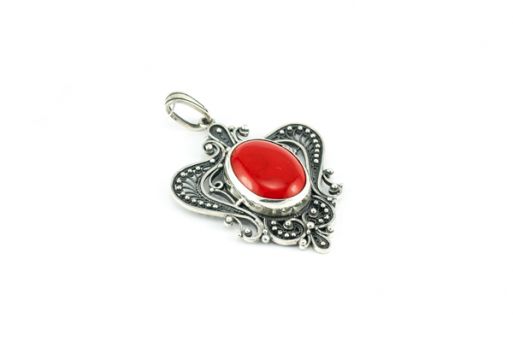 Серебряный кулон с кораллом 50065 купить в магазине Самоцветы мира