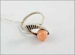 Кольцо из серебра с кораллом белым шар 8 мм 5224