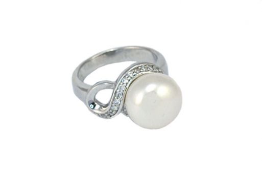Кольцо из серебра 925 пробы с жемчугом.
