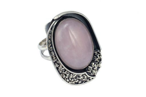 Кольцо из серебра 925 пробы с розовым кварцем.