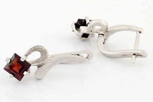 Серебряные серьги с гранатом 54469 купить в магазине Самоцветы мира