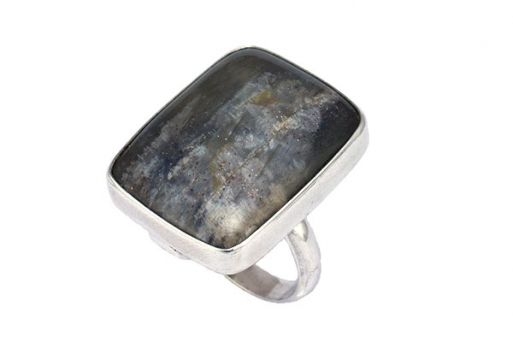 Кольцо из серебра 925 пробы с солнечным камнем.