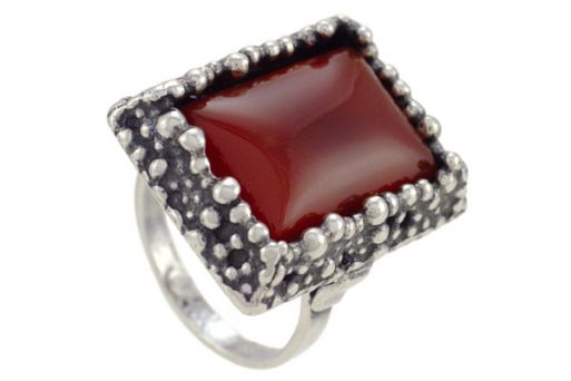 Кольцо из серебра 925 пробы с сердоликом.