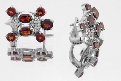 Серебряные серьги с гранатом и фианитами 59709 купить в магазине Самоцветы мира