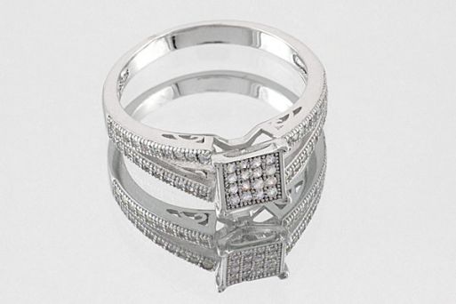 Кольцо из серебра с фианитами.