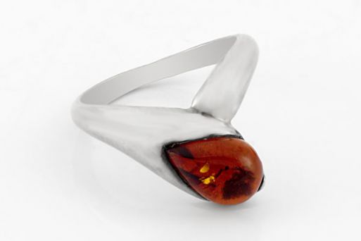 Серебряное кольцо с янтарём 63956 купить в магазине Самоцветы мира