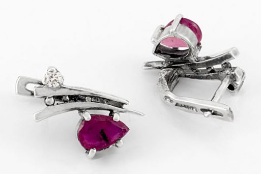 Серебряные серьги с рубином 64982 купить в магазине Самоцветы мира.