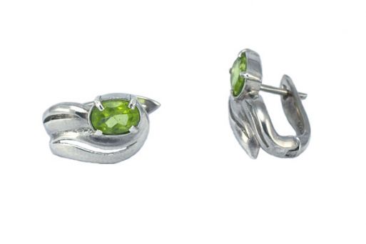 Серьги из серебра 925 пробы с хризолитом.